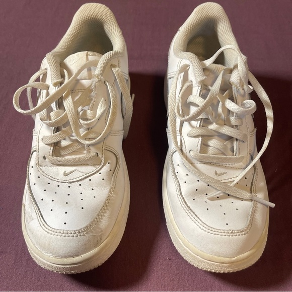 NIKE The Nike Air Force 1 Low LE in Triple White Shoe Sneaker- Size Youth 3 (3Y) - Picture 3 of 8